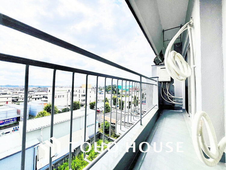 バルコニー 日当たりの良いバルコニーで晴れの日の洗濯物も楽しみになりますね