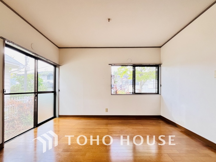 内装 採光もある洋室は、くつろぎのひと時を過ごすのにぴったり