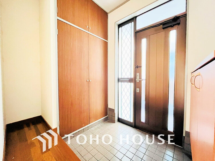 玄関 落ち着いた雰囲気の玄関、家族の帰りを暖かく迎えてくれます