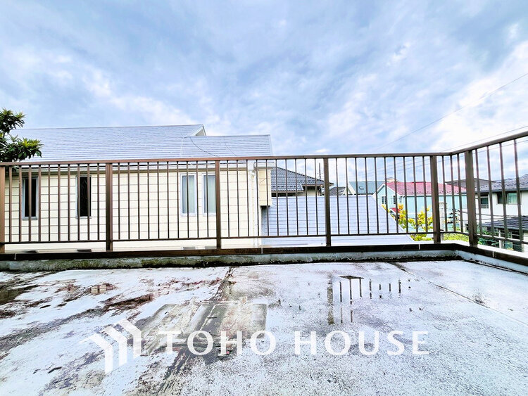 バルコニー 日当たりの良いバルコニーで晴れの日の洗濯物も楽しみになりますね