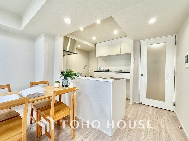 内装 【LIVING】◆眩い◆光が燦々と入り、家族の笑顔を照らす。「いつまでも続いて」と願う夢のような毎日がここにある。