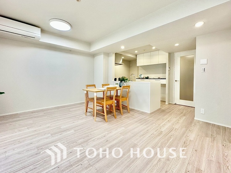 内装 【LIVING】◆陽光◆が差し込む。この開放的なLDKに家族の笑顔が集う。家族が一緒に過ごす空間は明るく、そして居心地よく。