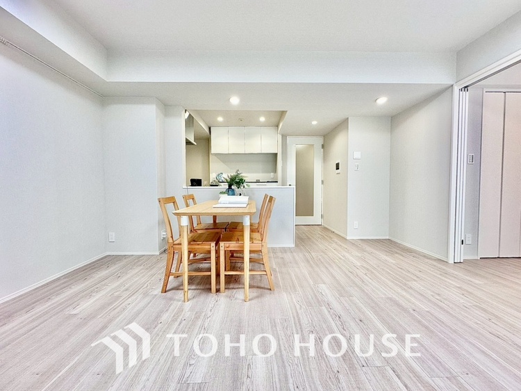 内装 【LIVING】◆扉を◆開くとこの景色。家族の”おかえり”の声が聞こえてきそう。