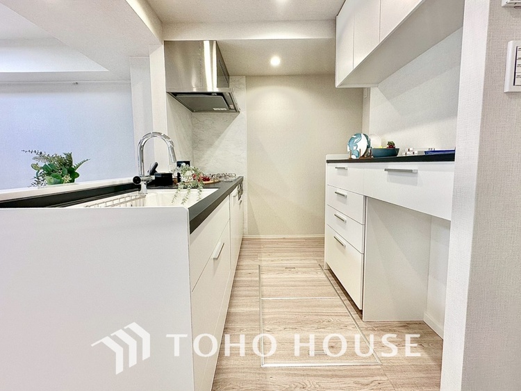 キッチン 【KITCHEN】◆ワクワク◆開放的で機能性も高いシステムキッチン。お子様は毎日のご飯にワクワク！