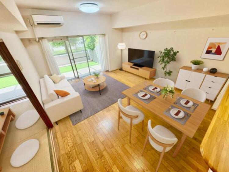 外観 陽射し差し込む温かなリビング