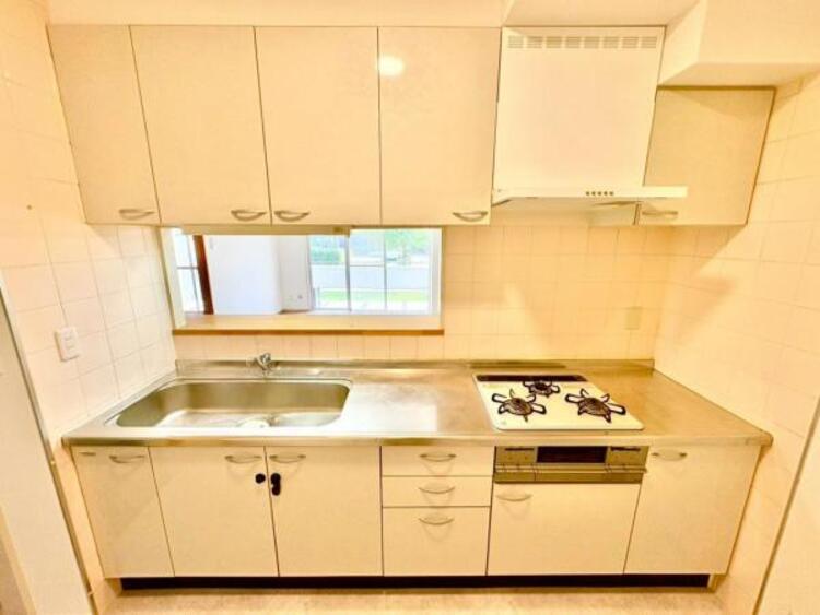 キッチン 会話はずむ対面式キッチン