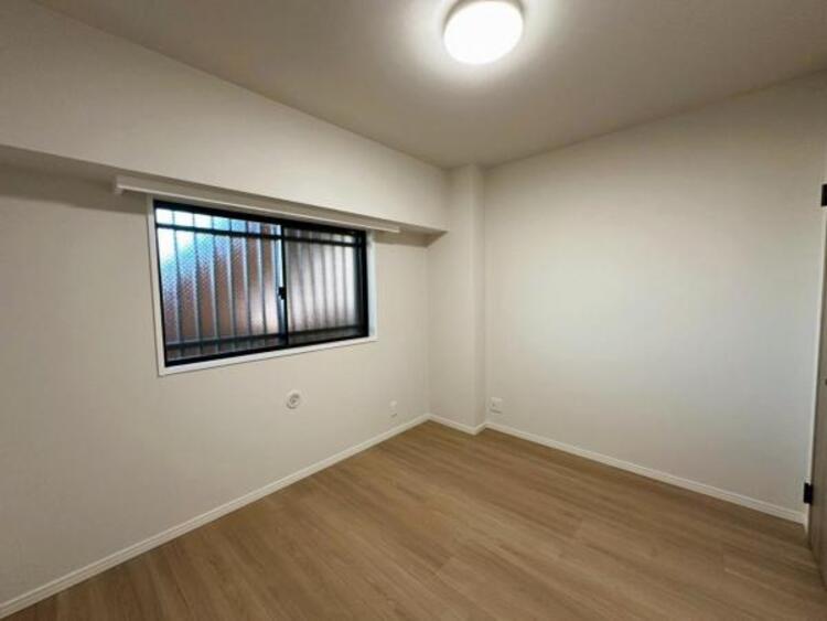 内装 柔らかな色合いに優しく包まれ、リラックスタイムを送れる寝室 