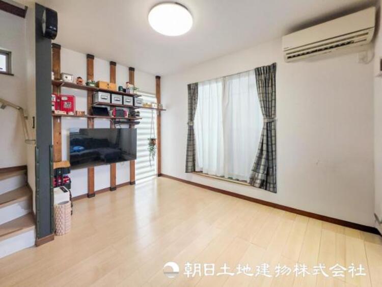 居間 【リビング】リビングにはみんなが集い食事や楽しい会話でついつい時を忘れてしまう。そんな束の間の幸せを感じさせてくれる場所