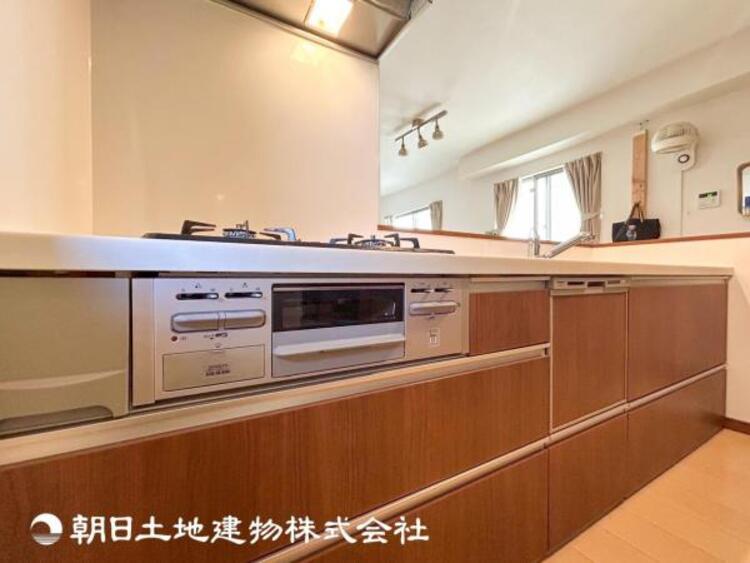 キッチン 【キッチン】シンプルでスタイリッシュなカウンターキッチンです。小さなお子様を安心して遊ばせながら家事ができます。