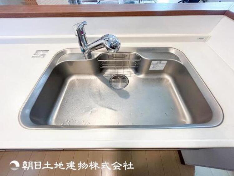 キッチン 【浄水器内蔵ハンドシャワー】蛇口をひねれば安心でおいしい水がいつでも飲めます。コストはなんとペットボトルの25分の１！