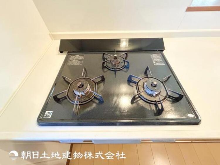 キッチン 【3口ガスコンロ】お料理に必須の３口コンロ。同時進行で自慢のお料理も効率アップ！もちろんグリルもついてます！