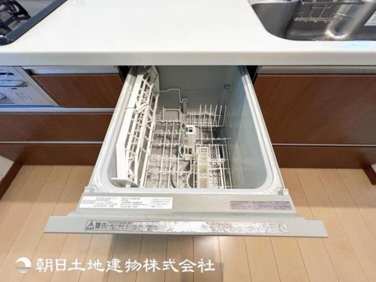 キッチン 【食器洗浄機】お食事の後片付けを食器洗浄機がサポート。食事後の家族のくつろぎタイムをゆっくりもてます。驚きの低コスト