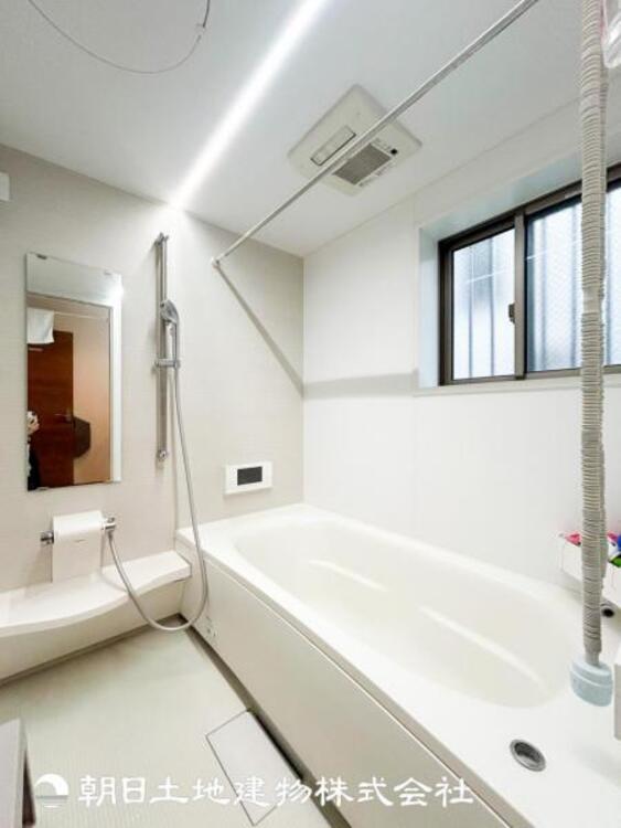 風呂 【浴室】1日の疲れを癒すバスタイム。心地よいリラックスを叶える独立した美しい空間です。心からゆったりと寛いでいただけます