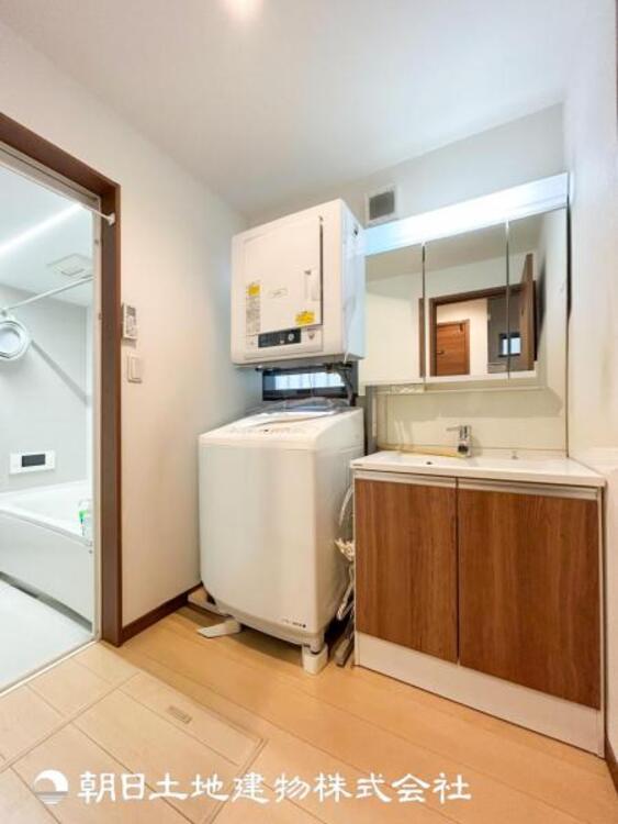 洗面 【洗面化粧台】広々とした洗面台は日々の身だしなみチェックや歯磨きなど、朝の慌ただしい時間でも心に余裕とゆとりが生まれます