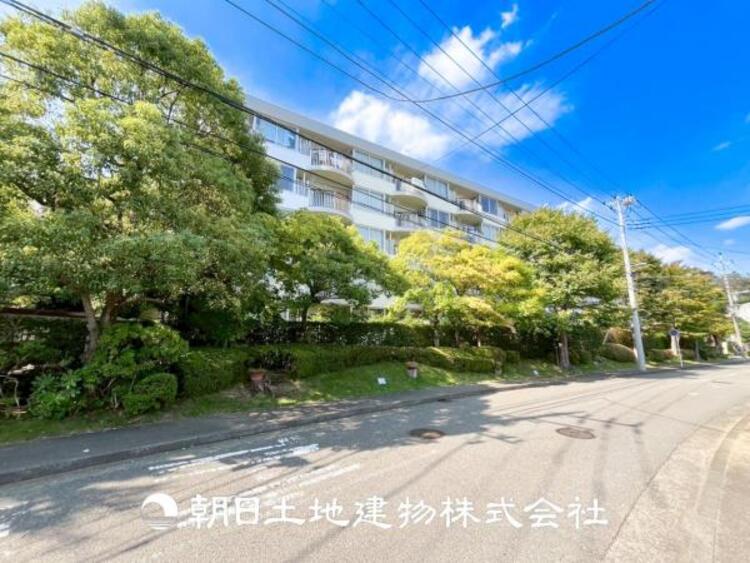 外観 【外観写真】目の前に手を伸ばせば、触ることが出来そうな環境が、そのままインテリアになったような印象です。その豊かな眺望にふさわしい空間には、通風・採光にも優れ、心地よい光と風があふれています。