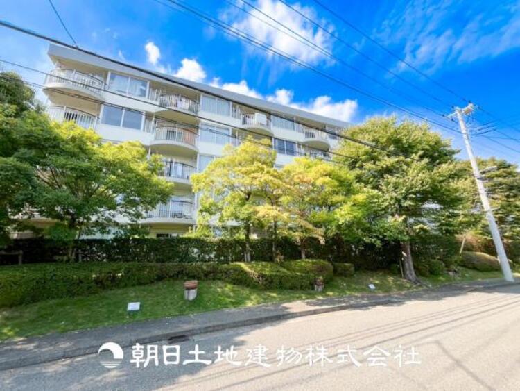 外観 【外観写真】緑豊かな場所に位置しています。