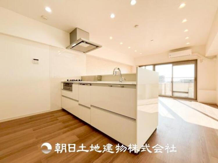 キッチン 【キッチン】日々の生活における家事の動線やリビングとの往来のしやすさに配慮し、お食事の準備や後片付けなどの家事を少しでも楽にするキッチンスペースを目指しました。毎日使う場所だからこそ。ストレスなく使えて、居心地が良くないといけないと思います。