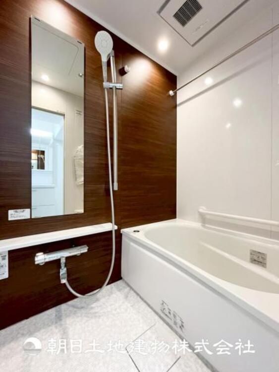 風呂 【浴室】1日の疲れを癒すバスタイム。心地よいリラックスを叶える独立した美しい空間です。心からゆったりと寛いでいただけるよう、ゆとりのスペースを確保しています。