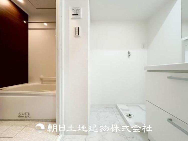 洗面 【洗面化粧台】慌ただしい1日が始まり、充実した1日の終わりを締めくくる洗面所。快適に過ごせることはもちろん、収納や機能性を兼ね備えた洗面化粧台です。