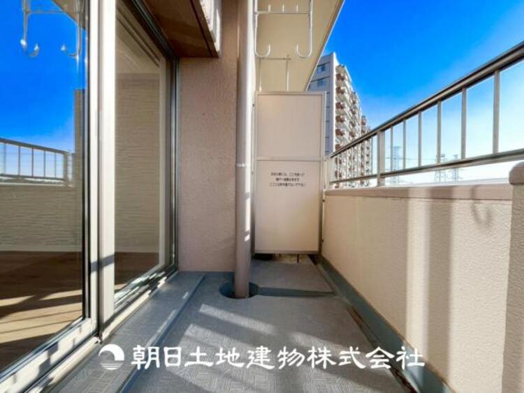 バルコニー 【バルコニー】太陽に愛された家。陽当り・通風に優れた魅力的で快適さを追求した住宅です。ここに住むからこそ意味がある。そんな特別感に浸りながら、毎日をお過ごし下さい。