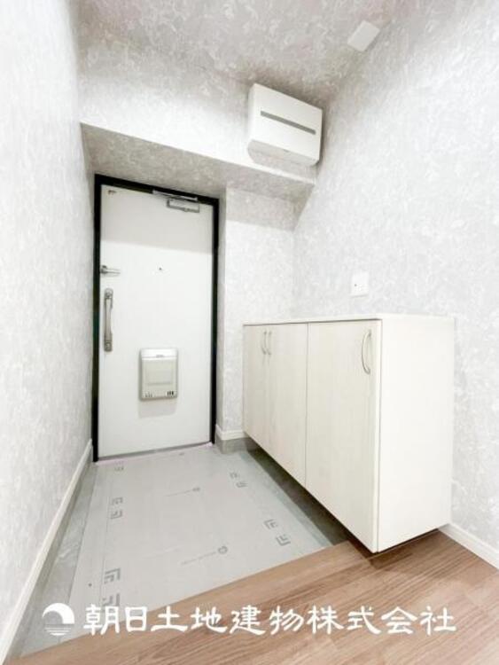 その他 【玄関】家族の帰り、遊びに来る友人、知人を優しく迎え、温もりに満ちた生活空間を予感させる。帰りたい家がここにあります。