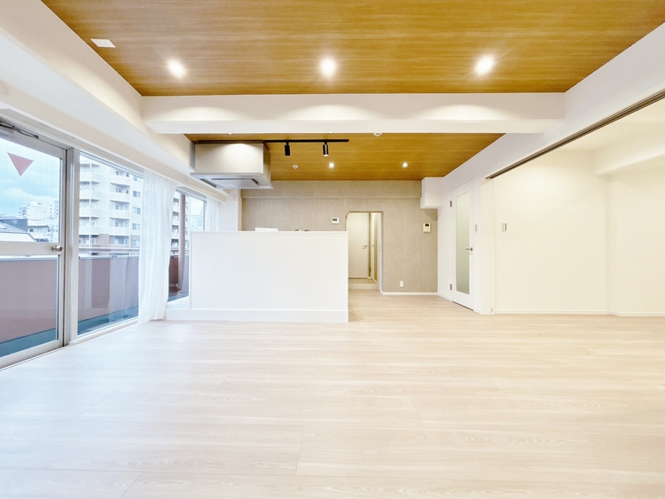 居間 忙しく過ぎゆく日常を置き去るほど、ゆったりした時間が流れるリビング。