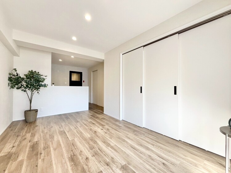 居間 飾り過ぎないシンプルな内装と偏り過ぎないデザインで統一しました。