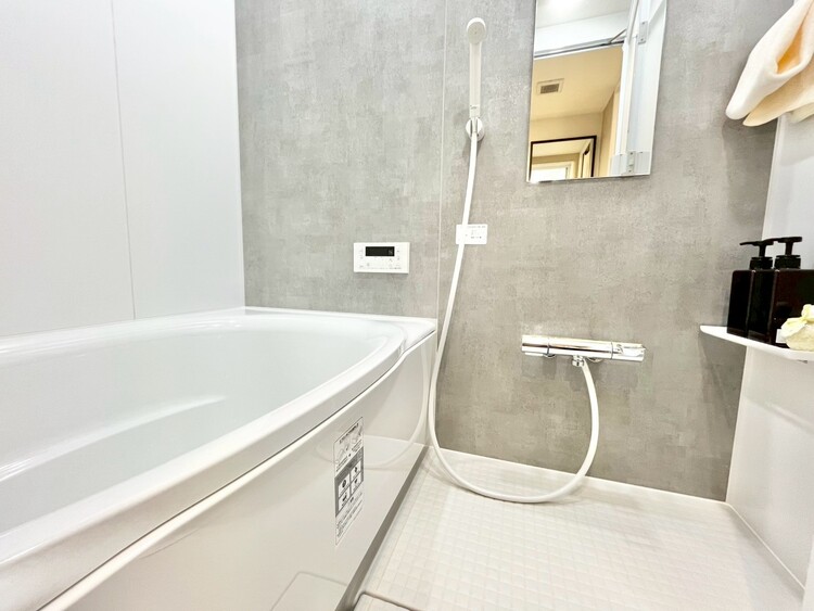 風呂 一日の疲れを癒すバスルームは、心地よいリラックスを叶える清潔感溢れる空間です。