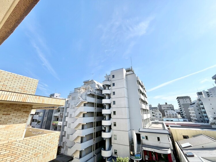 バルコニー 窓を開けると広がる青空。心をリフレッシュして日々を過ごしていきましょう。