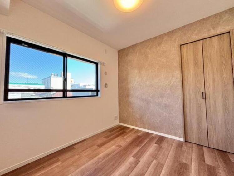 内装 窓からたっぷりと陽光が注がれる明るい空間。時を忘れて過ごす場所として過ごせるお部屋にクローゼットをご用意。快適なプライベート空間となっています。