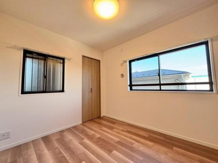 内装 大きな窓からたっぷりと陽光が注がれる明るい空間。一日の疲れをいやしてくれる主寝室。時を忘れて過ごす場所として過ごせるお部屋。