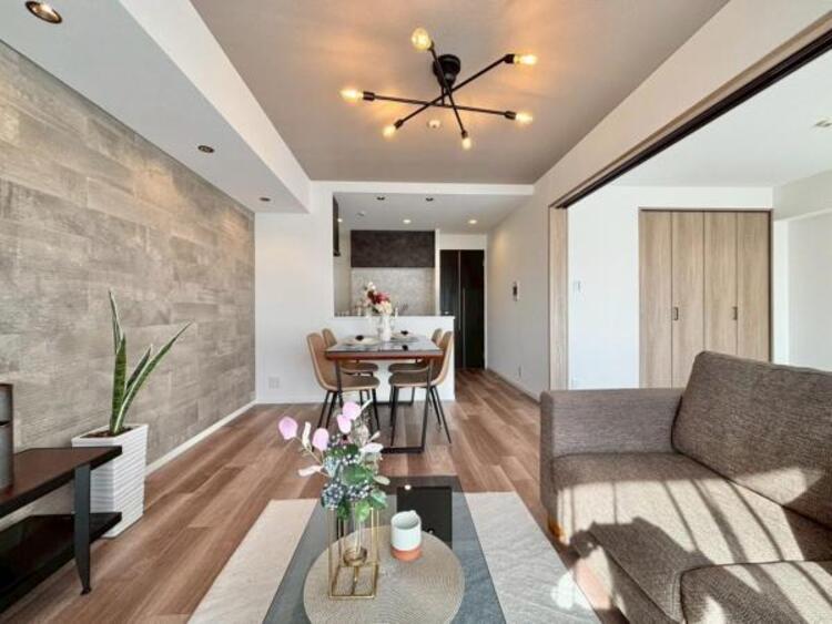 居間 大きなソファを置いてゆったりとご生活頂けるリビング。家族が集まる場所だからこそゆったりとした空間を実現しています。