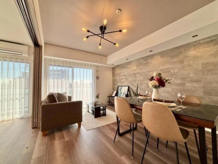 居間 快適に過ごす条件は、一人ひとり違います。飾リ過ぎないシンプルな内装と偏り過ぎないデザインで統一しております。居住していく中であなただけの【マイホーム】に創り上げて下さい。