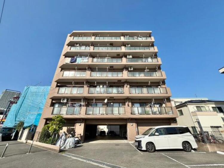 外観 主張し過ぎないシャープなフォルムで佇む邸宅は、完成形の姿を見せてくれます。実際の日当たりや現地の雰囲気もご確認くださいませ。