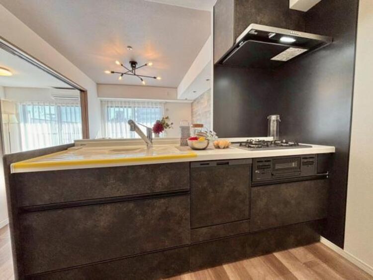 キッチン お気に入りのこの場所。いつもと変わらない週末のひととき。なんでもない朝の会話さえもとっておきの時間になります。