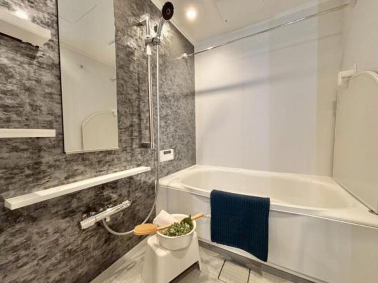 風呂 光に照らし出されたバスルーム。膨よかな湿度と静かに揺れる眼前の水面。広い浴槽にゆっくりと身を沈め深く瞑想をすれば、また新たな活力が膨らんできます。