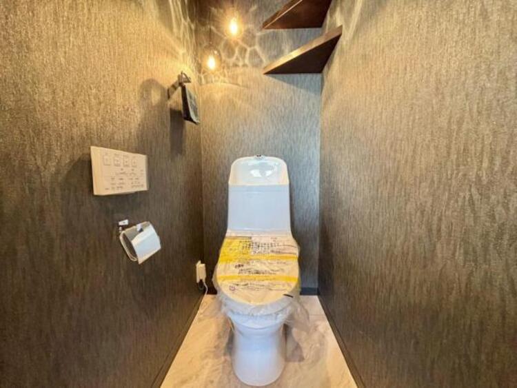 トイレ 毎日使う場所だからこそ、使い勝手を考慮しました。白を基調に、飽きのこない空間は質感豊かな仕上がりとなっております。