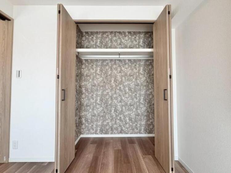 収納 ベッドルームにも空間を上手く利用し、クローゼットを設置。クローゼットを有効活用すれば、生活空間をより上質なものにしてくれるでしょう。ベッドルームも綺麗に保てます。