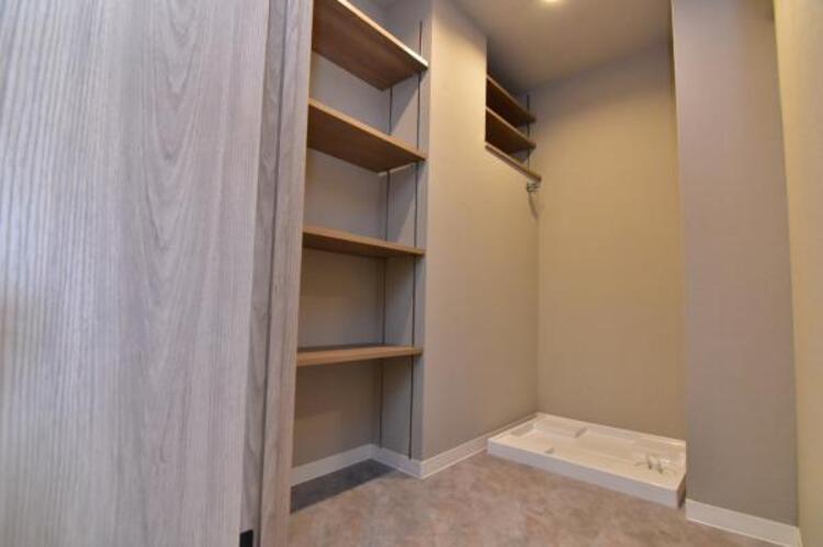 収納 ランドリーにはオープン棚を設置。リネンや掃除道具の収納にあると嬉しい収納スペースです。 