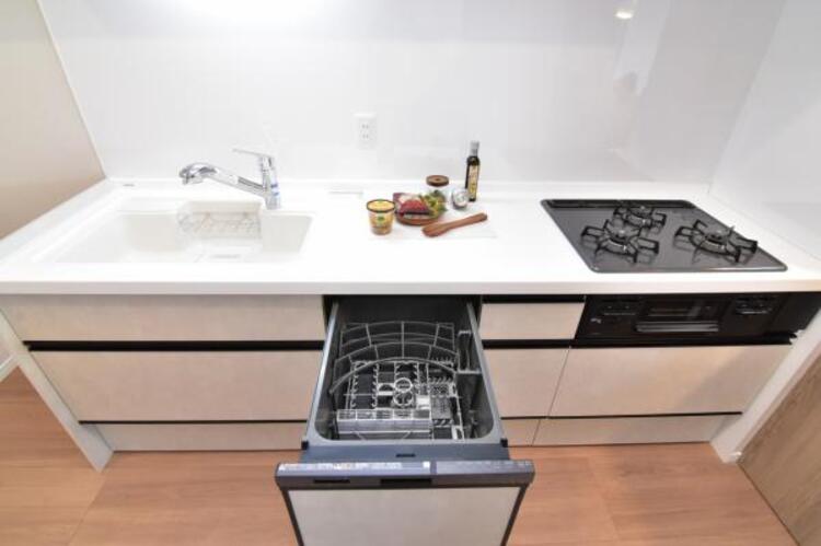 設備 食器洗浄乾燥機　食器の後片付けに便利な食器洗浄乾燥機を標準装備。ビルトインタイプなので見た目もスッキリ、特に共働き世帯のご家族には必須品です。