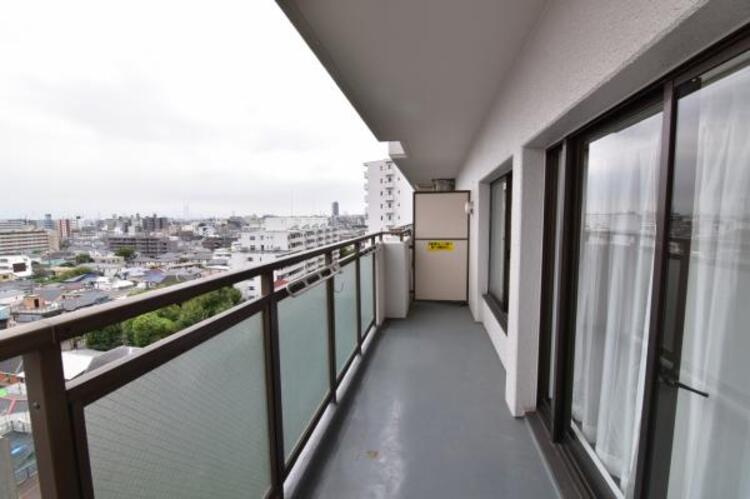 バルコニー 陽の光に照らされるバルコニーを爽やかな涼風が吹き抜けていきます。心を落ち着かせ開放してくれる眺望が今日も家族を包み込みます。 