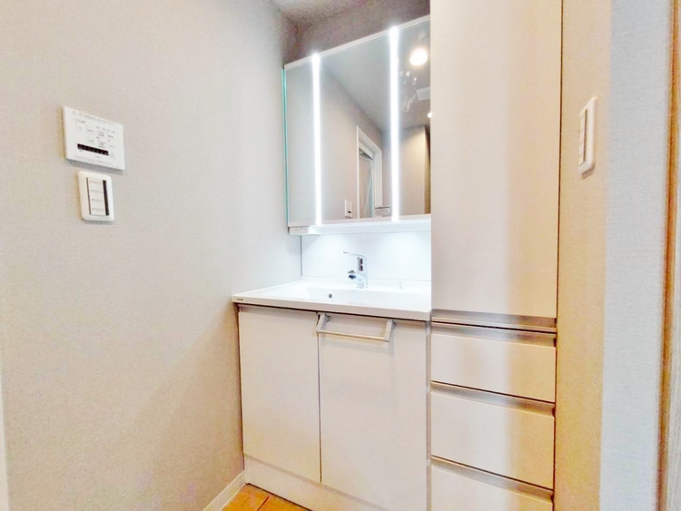 その他 清潔感を感じられる洗面化粧台。