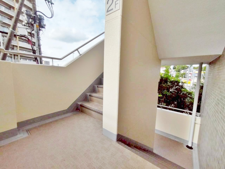 その他 共用部の階段です。明るく清潔に管理されています。