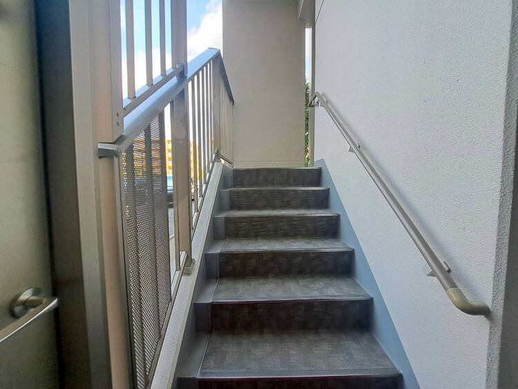 その他 共用部の階段です。明るく清潔に管理されています。