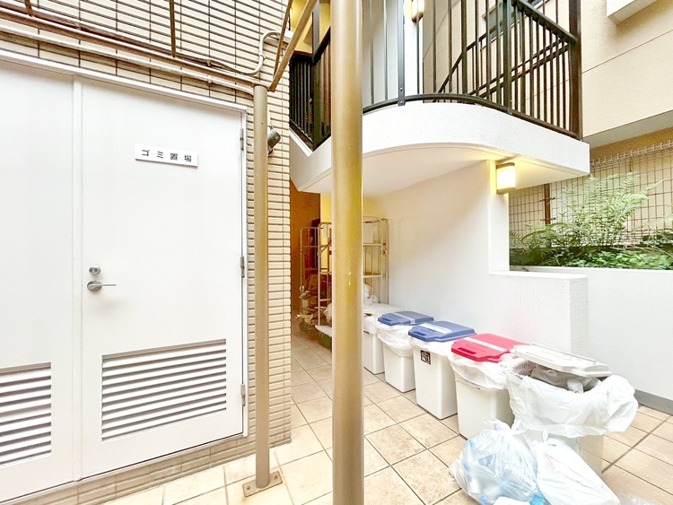 その他 共用部の階段です。明るく清潔に管理されています。