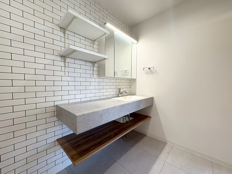 その他 清潔感を感じられる洗面化粧台。