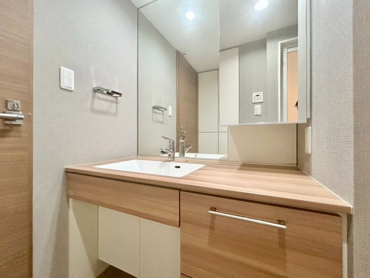 その他 清潔感を感じられる洗面化粧台。