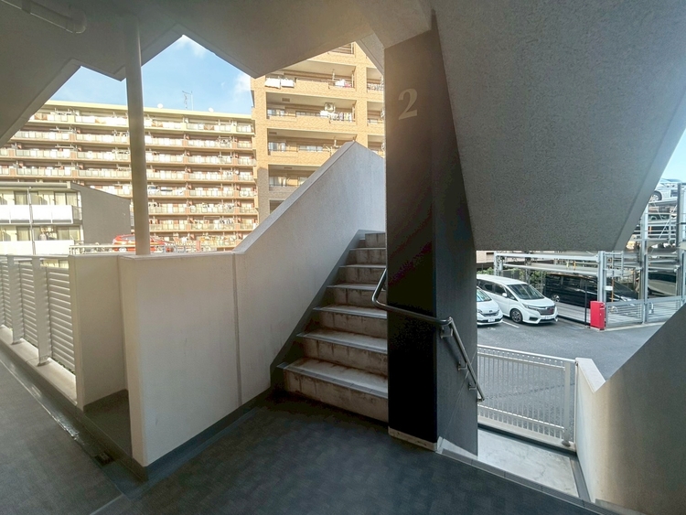 その他 共用部の階段です。明るく清潔に管理されています。