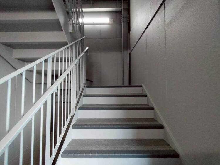 その他 共用部の階段です。明るく清潔に管理されています。