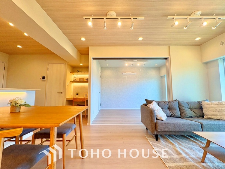 内装 【LIVING】◆眩い◆光が燦々と入り、家族の笑顔を照らす。「いつまでも続いて」と願う夢のような毎日がここにある。